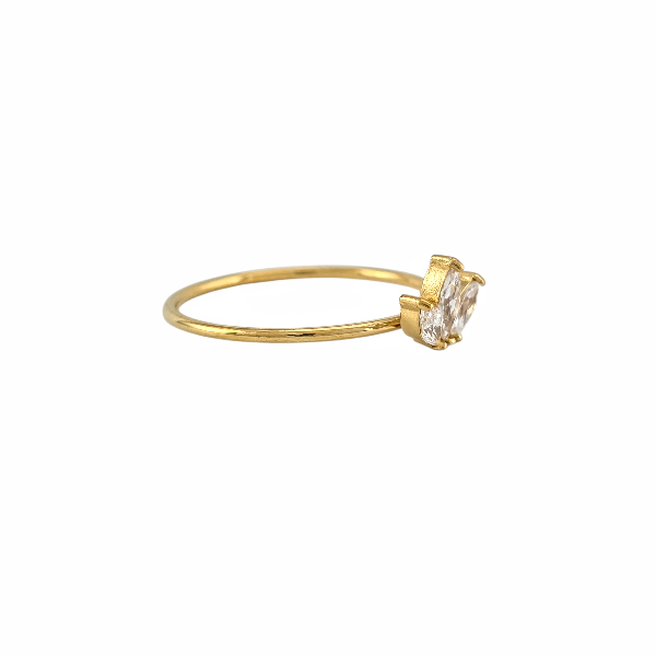 Bague dorée fine avec trois zircons en forme de pétales, motif fleur de lotus délicate - Alberto bijoux 