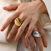 "Bague Lune d’Or – Bague dorée moderne ouverte au design sculptural sur fond blanc"