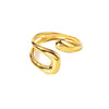  Bague dorée au design courbé et sculptural, avec finition lisse et brillante, présentée sur fond blanc - Alberto bijoux