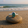 Bague moderne Nebula en argent sterling avec abalone ovale iridescent vert-bleu et design minimaliste épuré