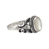 Bague élégante en argent sterling avec cabochon ovale de nacre iridescente, détails de filigrane vintage et finition polie