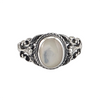 Bague élégante en argent sterling avec cabochon ovale de nacre iridescente, détails de filigrane vintage et finition polie