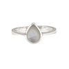 Bague délicate en argent sterling avec nacre de perle naturelle en forme de goutte aux reflets irisés subtils, sertissage clos, design minimaliste sur fond blanc