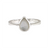 Bague délicate en argent sterling avec nacre de perle naturelle en forme de goutte aux reflets irisés subtils, sertissage clos, design minimaliste sur fond blanc