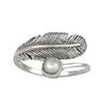 Bague en argent sterling représentant une plume texturée finement ciselée qui s'enroule autour du doigt, ornée d'une perle de nacre blanche lustré au centre, sur fond blanc
