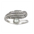 Bague en argent sterling représentant une plume texturée finement ciselée qui s'enroule autour du doigt, ornée d'une perle de nacre blanche lustré au centre, sur fond blanc