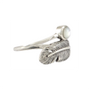 Bague en argent sterling représentant une plume texturée finement ciselée qui s'enroule autour du doigt, ornée d'une perle de nacre blanche lustré au centre, sur fond blanc