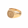 Bague dorée gravée en spirale avec motifs ethniques, présentée sur fond blanc - Alberto bijoux
