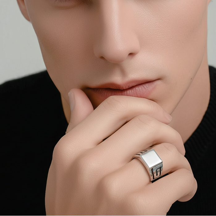 Bague Homme Carrée en Argent 925 – Style Minimaliste Gravure Grecque - Alberto Bijoux