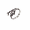 Bague en argent sterling représentant une sirène sculptée avec queue écailleuse enroulée, détails fins et fini oxydé dramatique