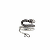 Bague serpent argentée avec design spiral enroulé, tête sculptée texturée et queue polie, tailles 6 à 9 sur fond blanc
