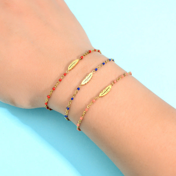 Bracelet perlé pour femme avec pendentif plume dorée, au style bohème chic et coloré – Alberto Bijoux