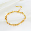 Bracelet doré souple en maille torsadée pour femme, alliant confort et éclat. Un bijou chic et lumineux signé Alberto Bijoux, parfait pour un look ensoleillé et moderne.
