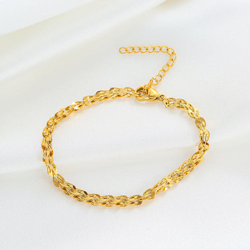 Bracelet doré souple en maille torsadée pour femme, alliant confort et éclat. Un bijou chic et lumineux signé Alberto Bijoux, parfait pour un look ensoleillé et moderne.