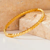 Jonc rigide doré pour femme avec texture en alvéoles, inspiré du motif de ruche, au style naturel et tendance – Alberto Bijoux
