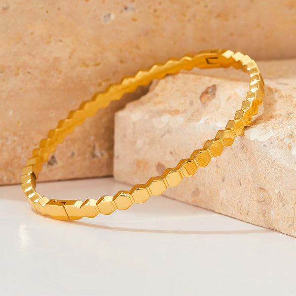 Jonc rigide doré pour femme avec texture en alvéoles, inspiré du motif de ruche, au style naturel et tendance – Alberto Bijoux