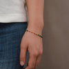 Bracelet doré fin pour femme orné de petites perles vertes, au style délicat, coloré et estival – Alberto Bijoux
