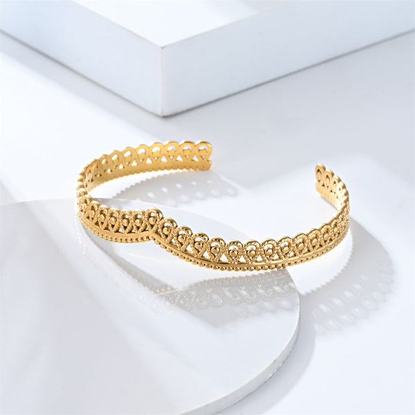 Manchette bangle dorée pour femme avec design dentelle ajourée, au style raffiné et bohème chic – Alberto Bijoux