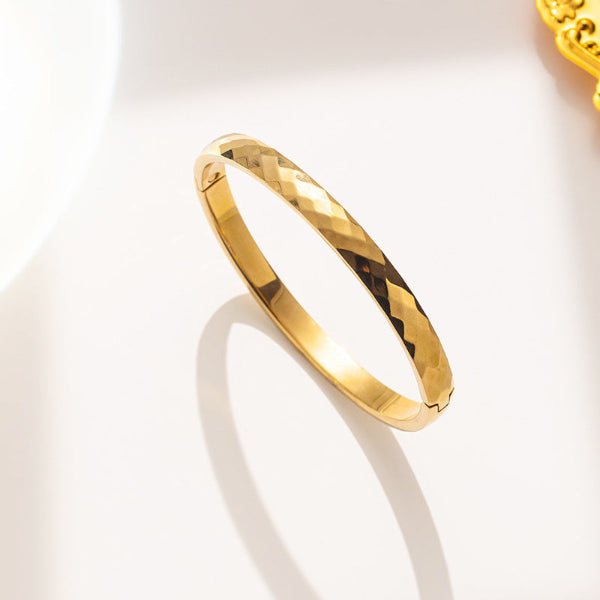 Jonc rigide doré pour femme avec finition martelée, au style artisanal, chic et moderne – Alberto Bijoux