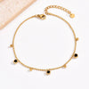 Bracelet doré fin pour femme, orné de petites pampilles noires brillantes. Modèle Noir Minuit signé Alberto Bijoux, un bijou chic et mystérieux au charme discret.