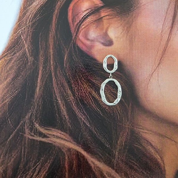 Boucles d’oreilles argentées pendantes double anneau texturé – Alberto Bijoux Montréal