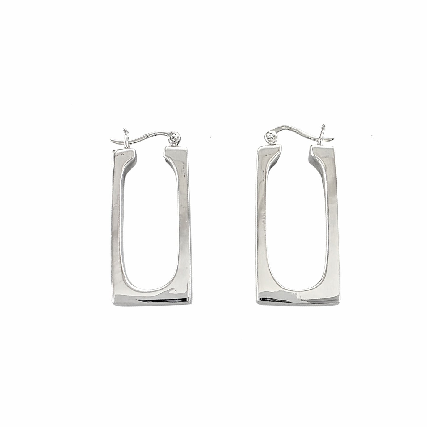 Paire de créoles rectangulaires en argent sterling poli avec design géométrique et fermeture à charnière sur fond blanc