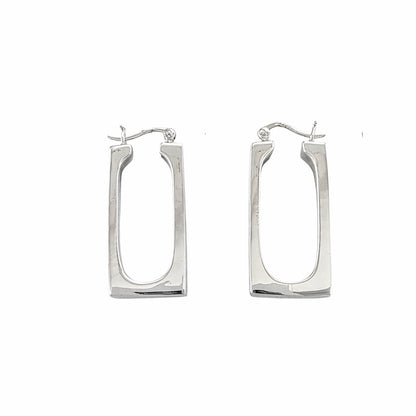 Paire de créoles rectangulaires en argent sterling poli avec design géométrique et fermeture à charnière sur fond blanc