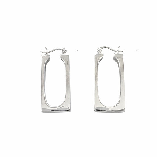 Paire de créoles rectangulaires en argent sterling poli avec design géométrique et fermeture à charnière sur fond blanc