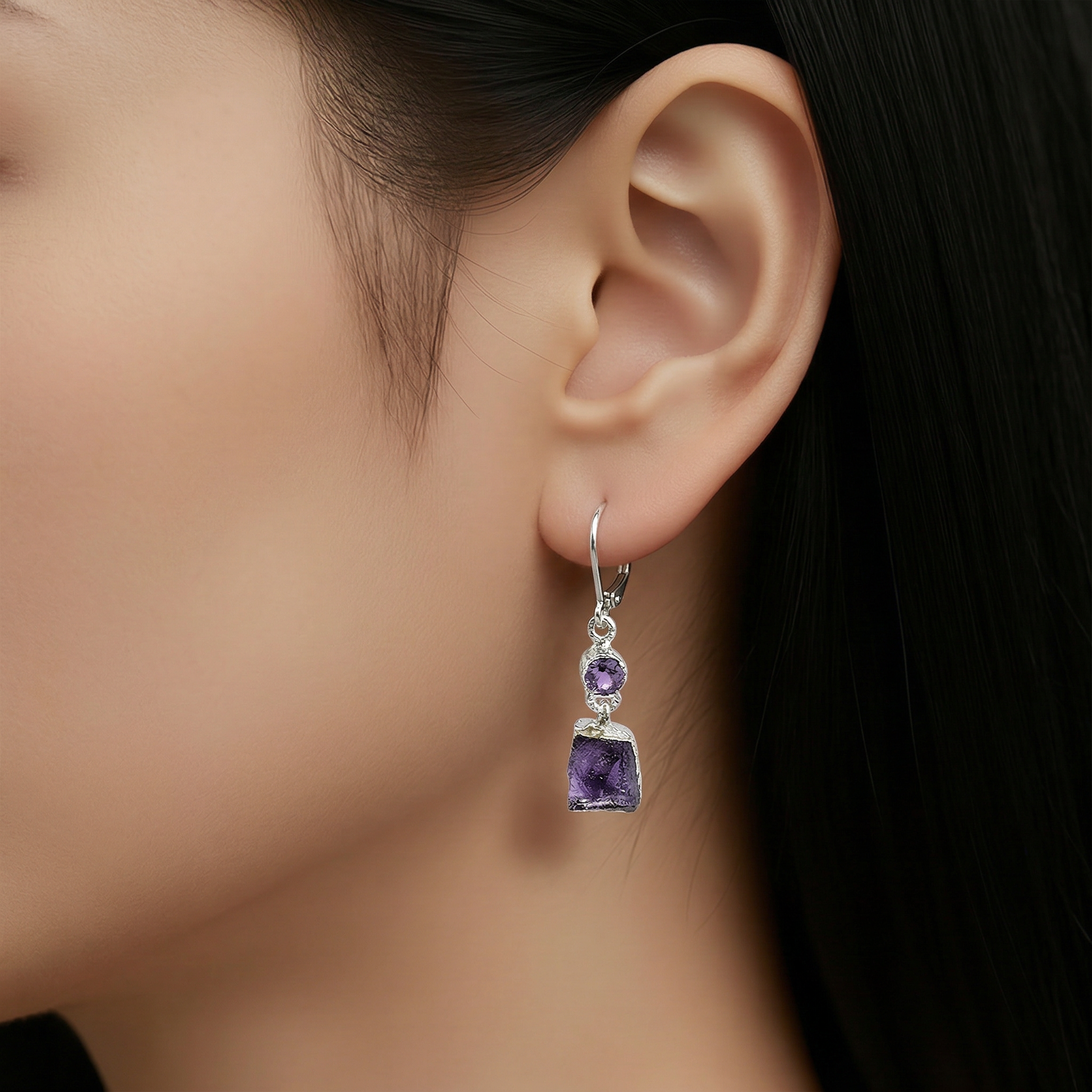 Boucles d'oreilles pendantes en argent sterling avec améthyste brute naturelle et améthyste ronde taillée à facettes, bijoux artisanaux Montréal