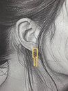 Boucle d’oreille dorée en acier avec deux maillons décalés – modèle Twist’n’Link