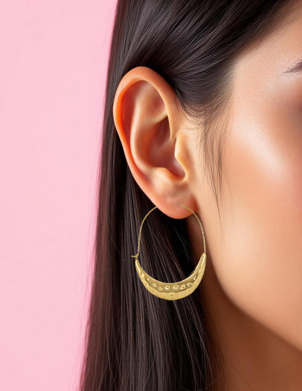 Boucles d’oreilles en acier doré, forme croissant de lune martelé, style bohème. Alberto bijoux bijouterie montreal 