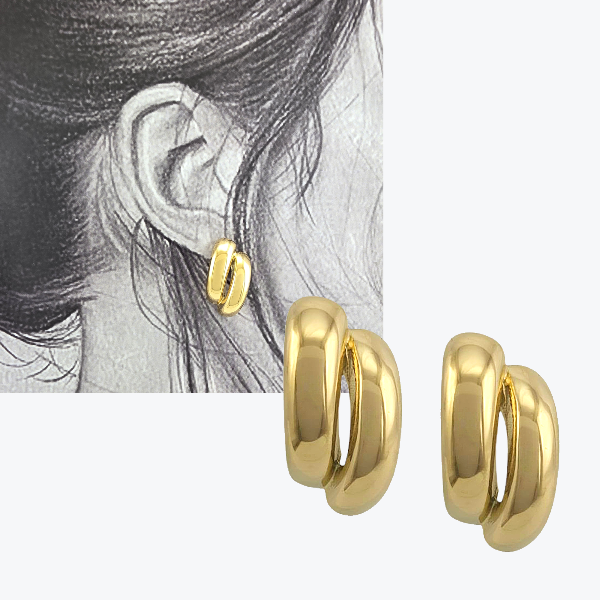 Boucle d’oreille dorée bombée à double arc, vue de face, fond blanc