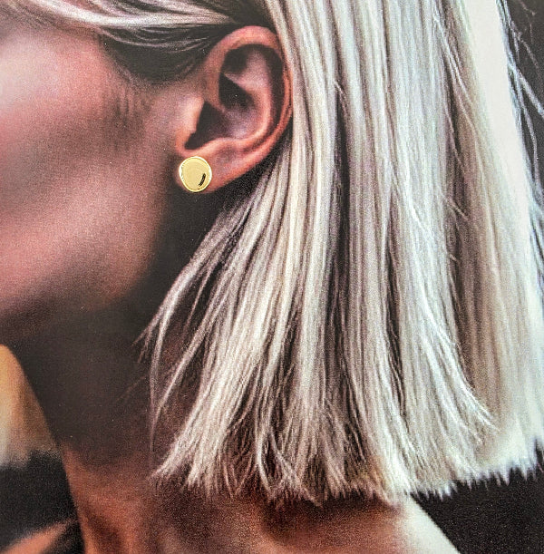 Paire de boucles d’oreilles ovales dorées 10mm en acier inoxydable, finition brillante.