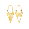 Boucles d’oreilles pendantes dorées en forme de triangle ajouré, sur fond blanc