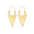 Boucles d’oreilles pendantes dorées en forme de triangle ajouré, sur fond blanc