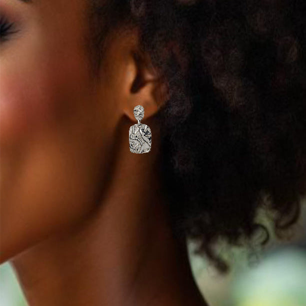 Boucles d’oreilles martelées en acier inoxydable argent au design organique.