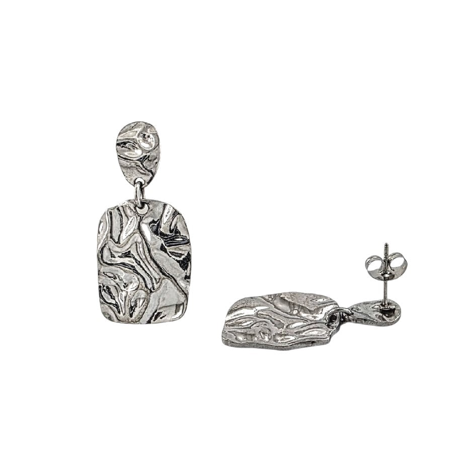 Boucles d’oreilles martelées en acier inoxydable argent au design organique.