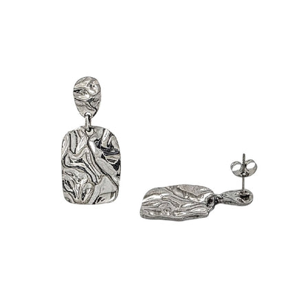 Boucles d’oreilles martelées en acier inoxydable argent au design organique.