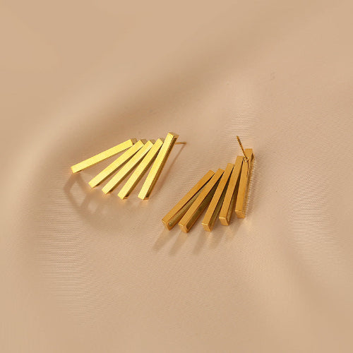 Boucles d’oreilles clous dorées composées de barres géométriques modernes en éventail. 