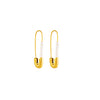 Boucles d’oreilles dorées en forme d’épingle décorées de perles blanches, posées sur tissu satiné