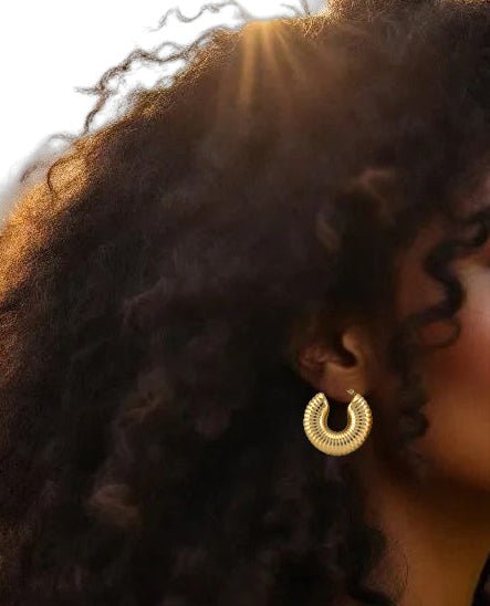 Boucles d'oreilles Soleil créoles striées dorées design contemporain – Alberto Bijoux Montreal