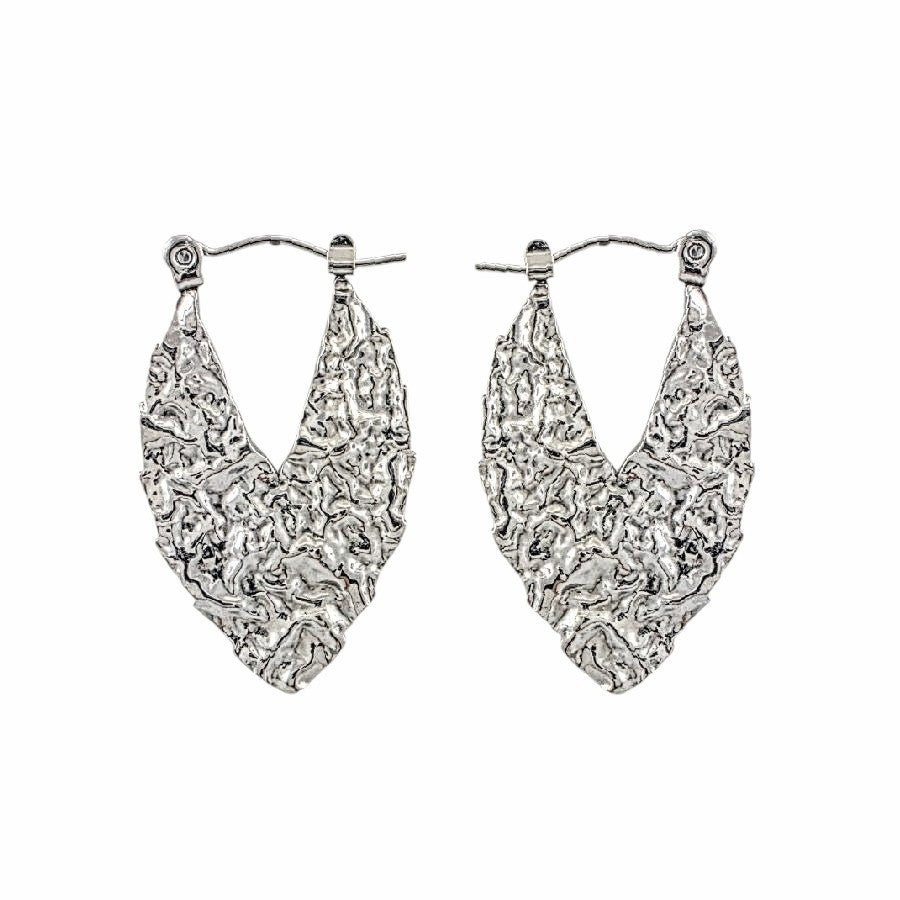 Boucles d’oreilles martelées en acier inoxydable argent au design texturé moderne.