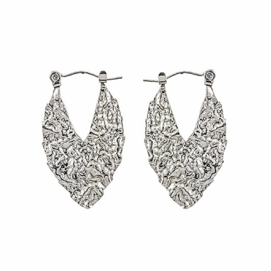 Boucles d’oreilles martelées en acier inoxydable argent au design texturé moderne.