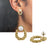 Boucles d’oreilles dorées tressées avec perle blanche – Alberto Bijoux Montréal