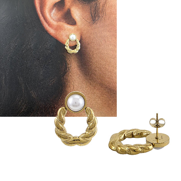 Boucles d’oreilles dorées tressées avec perle blanche – Alberto Bijoux Montréal