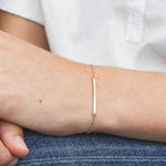 Bracelet avec barre fine dorée sur chaîne délicate, modèle minimaliste Linéa – Alberto Bijoux