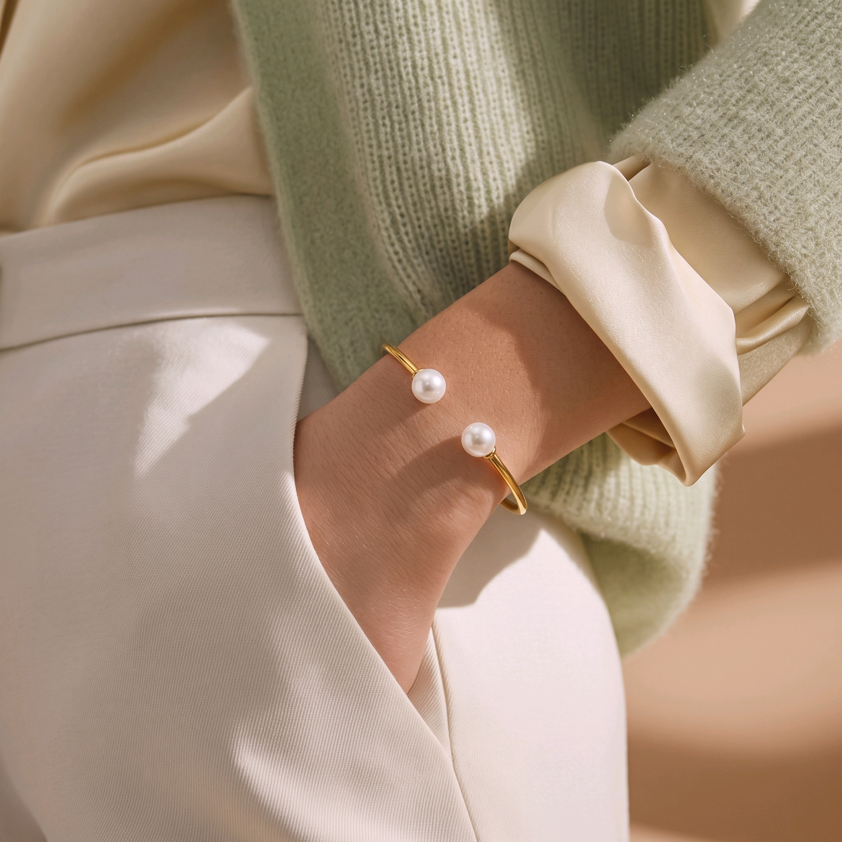 Bracelet “Perla” – Jonc Doré à Perles Blanches en acier inoxydable  - Alberto Bijoux