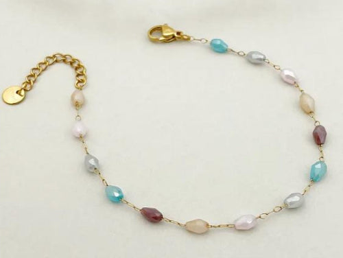 Bracelet doré fin avec perles multicolores facettées, chaîne ajustable et fermoir mousqueton.