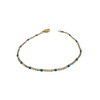 Bracelet chaîne gourmette en acier doré avec perles bleues électriques et fermoir mousqueton sur fond blanc