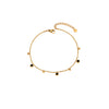 Bracelet doré fin pour femme, orné de petites pampilles noires brillantes. Modèle Noir Minuit signé Alberto Bijoux, un bijou chic et mystérieux au charme discret.